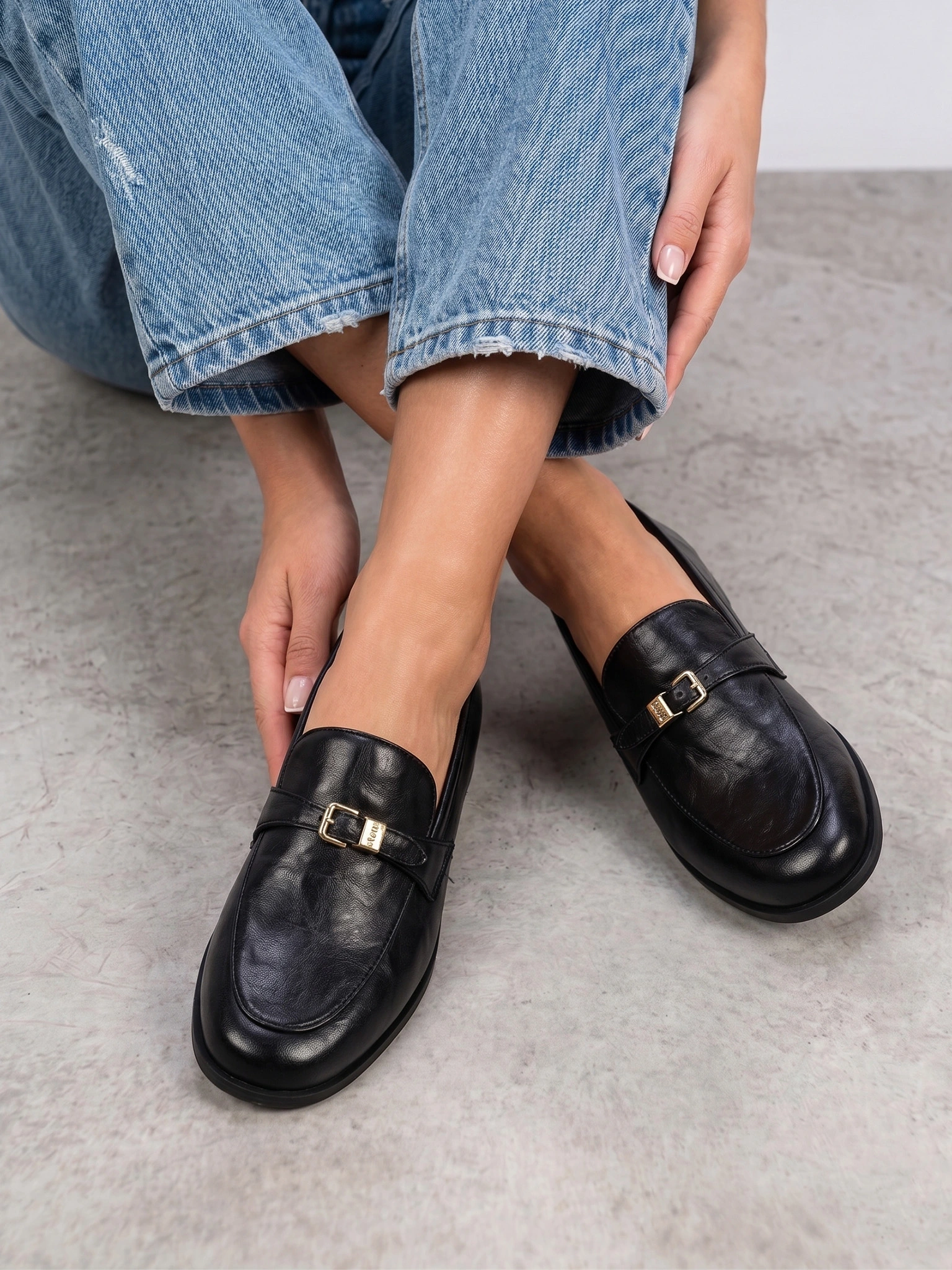 Лоферы черного цвета на венском каблуке